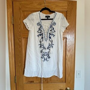 Worn once! Lulu’s lace front embroidered dress